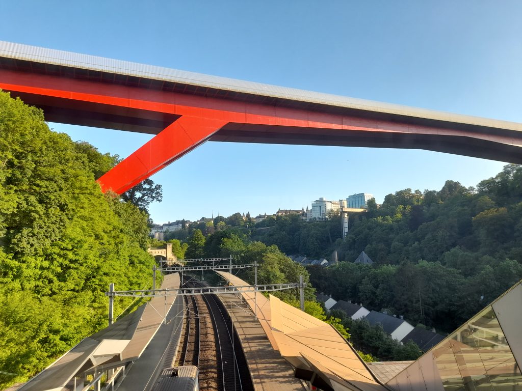 Insane height difference between the road bridge and Pfaffenthal-Kirchberg station