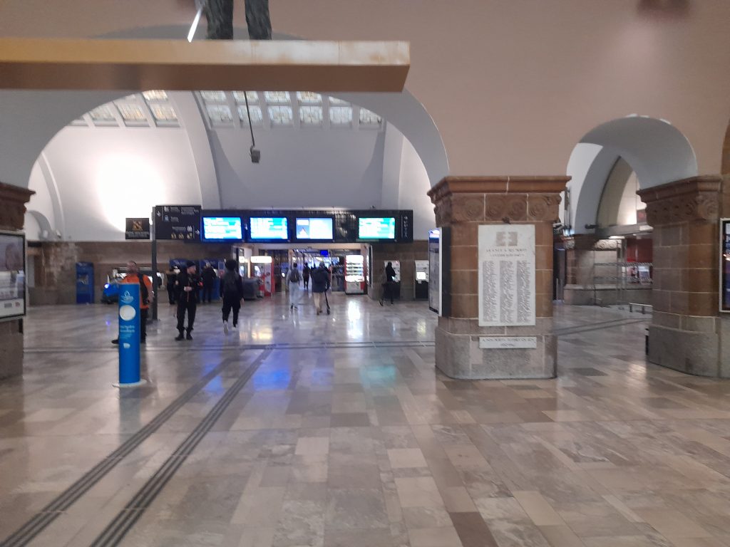 No shortage of places to grab a quick coffee in the station before boarding the 0642 train